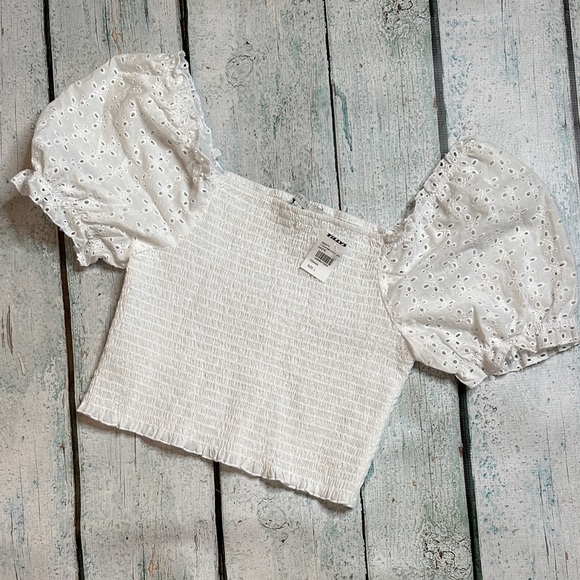 NEW WITH TAGS Love Tree White Eyelet Smocked Puff Sleeve Crop Top Size Large - Picture 1 of 5